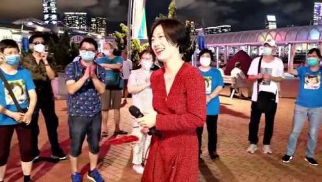 女歌手龙婷献唱《何日君再来/ 浪子心声》嗓音动听,吸引粉丝围观