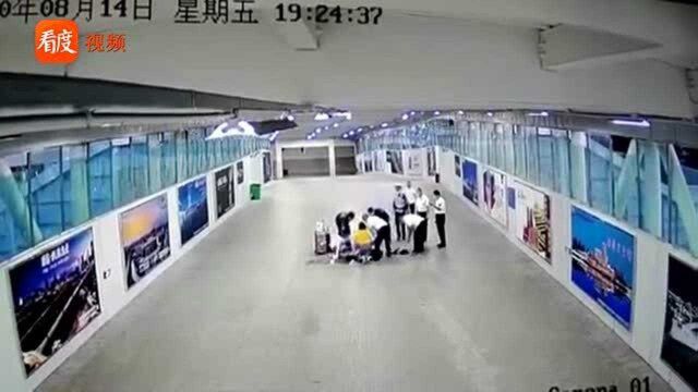 医学生跪地救人无效遭遇“网络喷子”,记者探访救人者母校