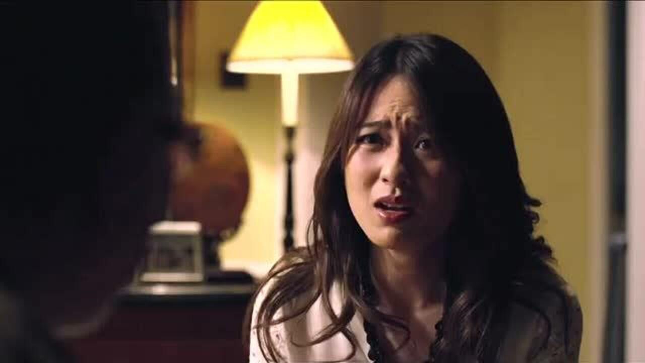 反贪风暴2女子欠千万赌债被干爹用拐杖无情暴打