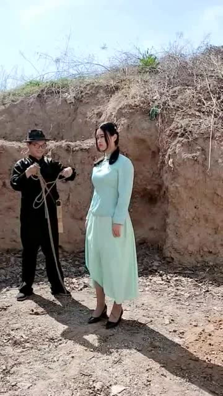 调皮的女囚犯,马上要五花大绑,她还要跳舞嗨一下