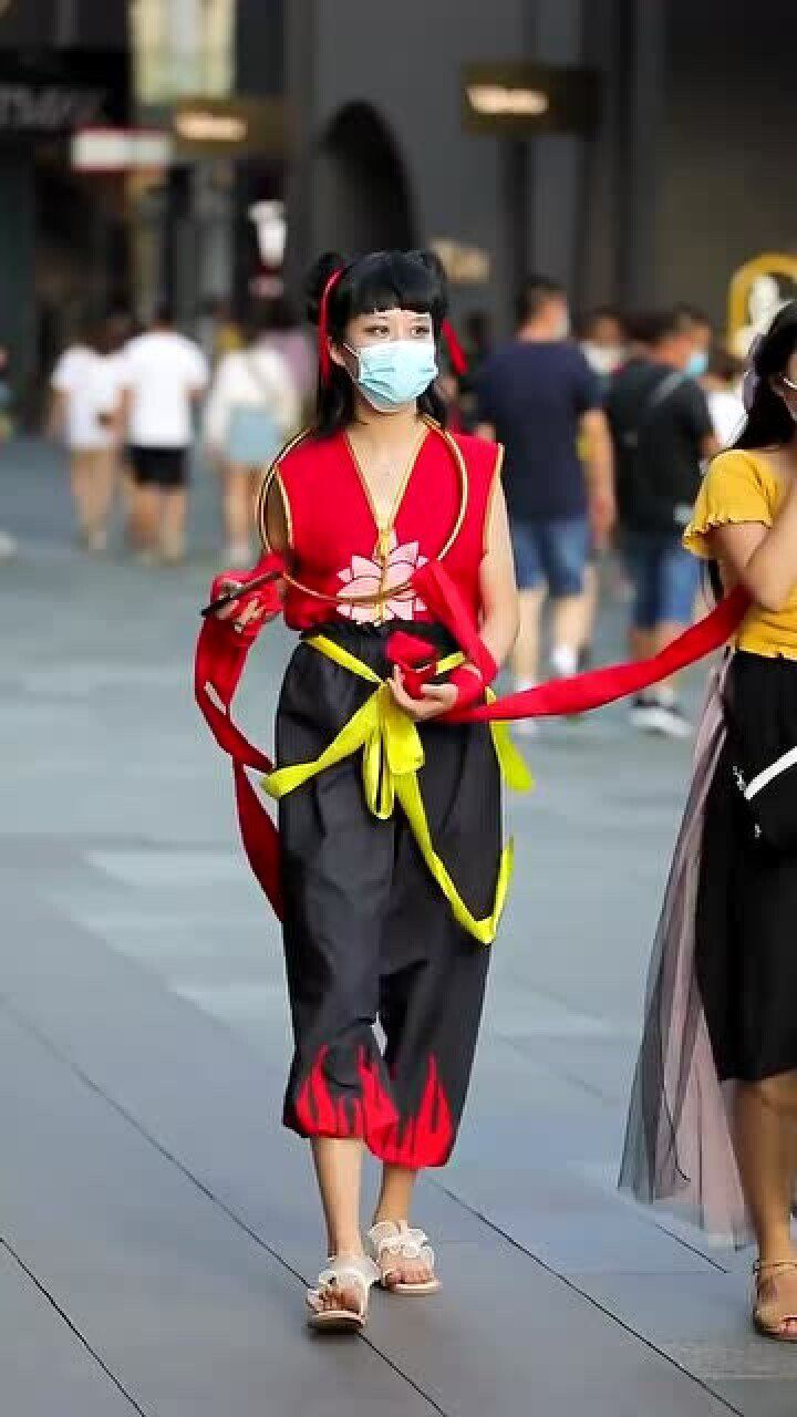 成都太古里街拍:女版哪吒来炸街,戴口罩好评!