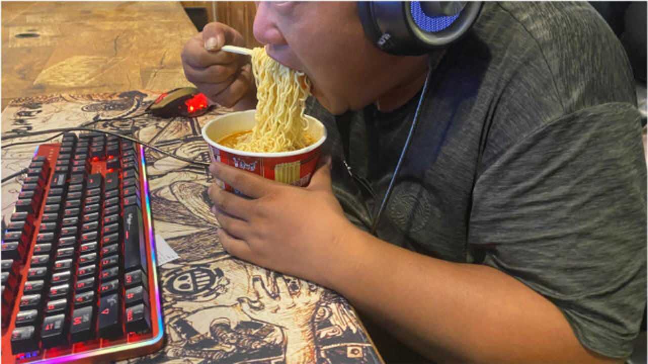 胖龙干完活跑到网吧玩着游戏吃着泡面快乐就是这么简单