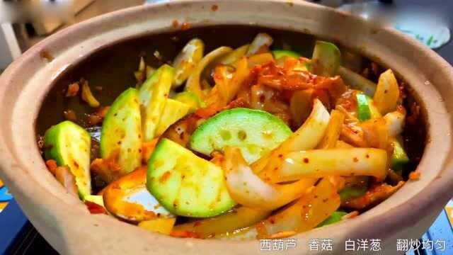 辣白菜炖豆腐:最适合天冷来一锅,吃完浑身热乎乎的,酸爽可口,嘎嘎香啊