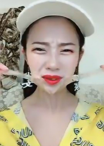 美女要卸妆了卸完妆后变成丑女这简直就是判若两人啊