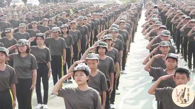 五天的军训把这些神兽们治服了,一曲《爱国奉献歌》军操真有气势