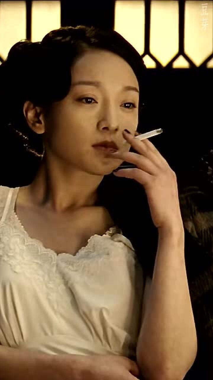 周迅抽烟的表情好抢眼举手投足间都彰显着高贵的气质超爱她