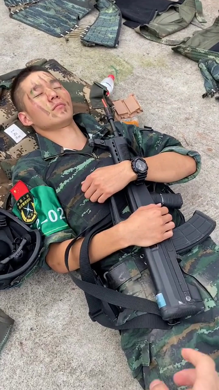 枪就是军人的第二生命,哪怕睡着也要死死抱紧!