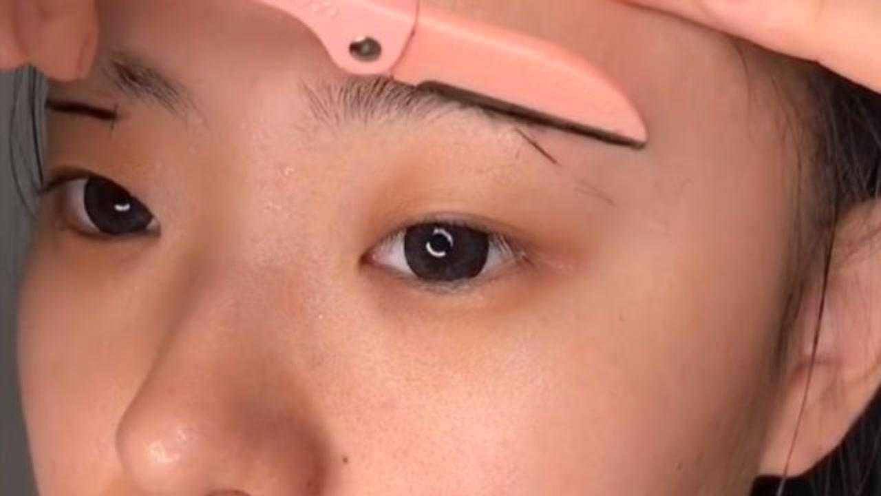美女主播化妆,不小心竟把眉毛全剃了,太狠了