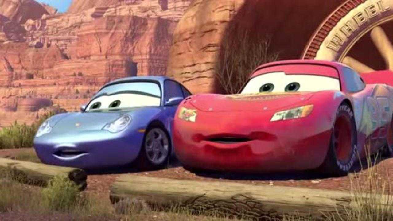 赛车总动员莎莉给麦昆讲了当时温泉小镇从繁华到没落的故事