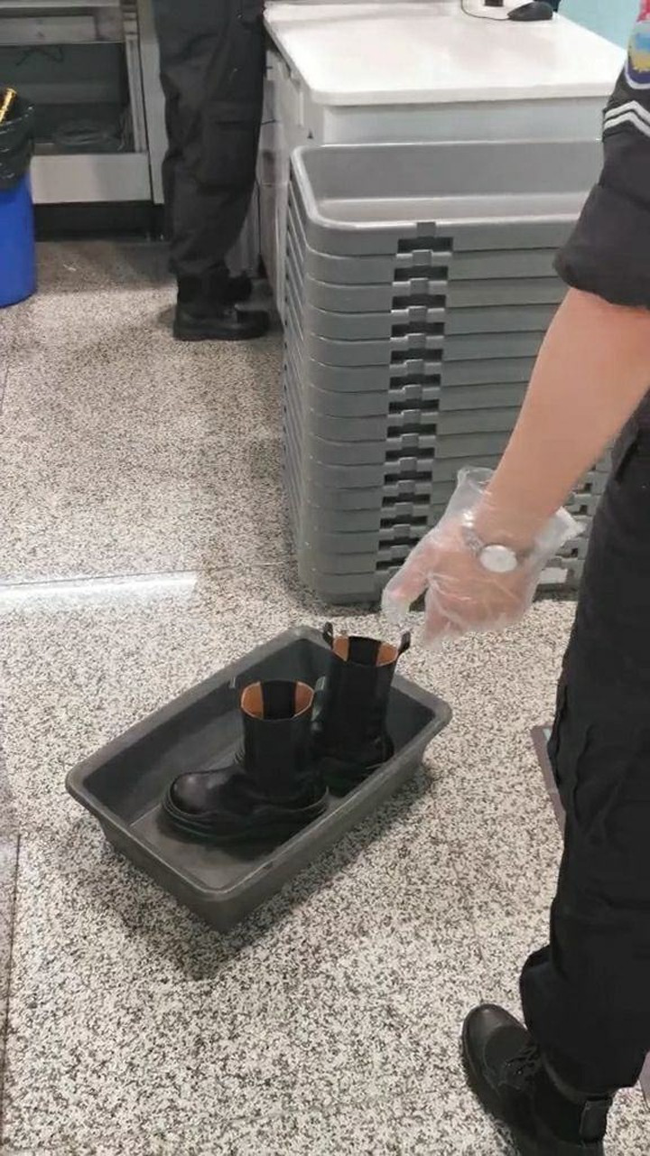 笑死我了集美们穿靴子过安检要脱鞋的