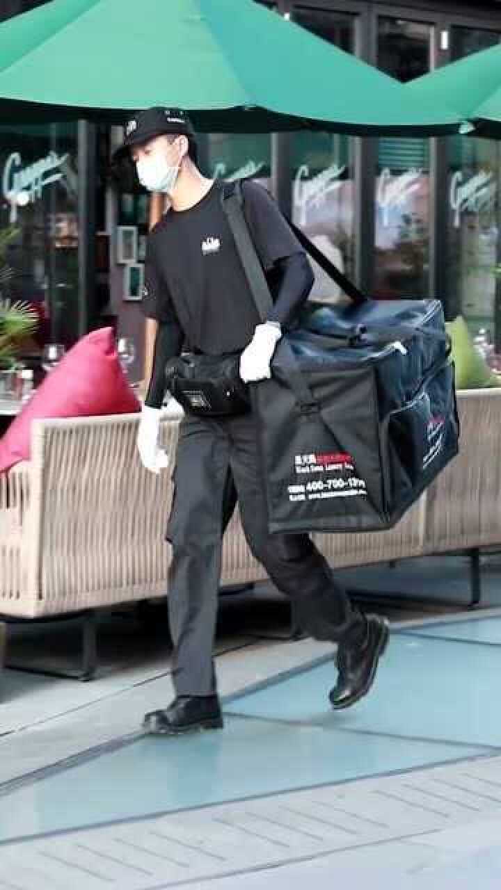 黑天鹅的外卖小哥要求身高180以上且必须会双语