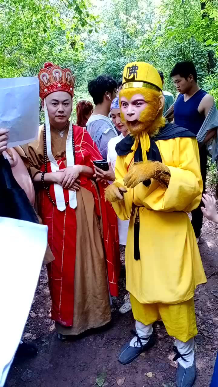 师徒四人认真的看剧本,请大家观看河南版西游记