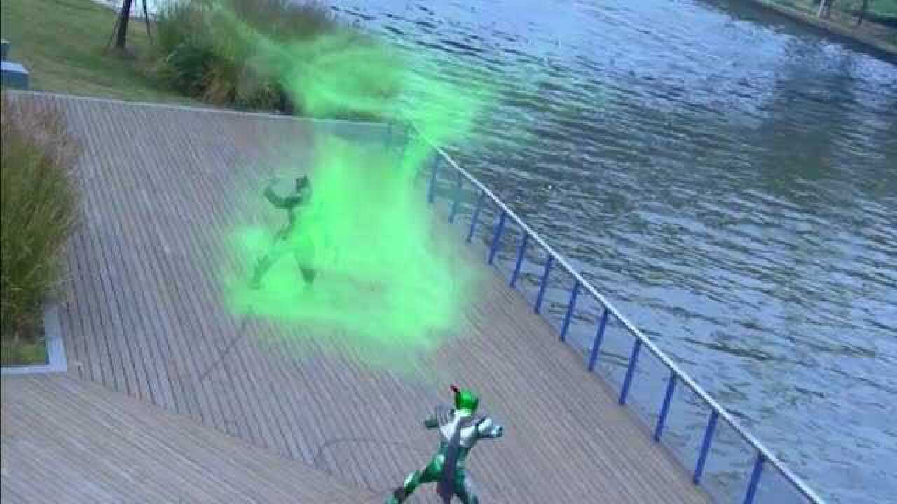 铠甲勇士铠传驮拏多施展狂飓龙卷踢击溃了眼前的欧克瑟