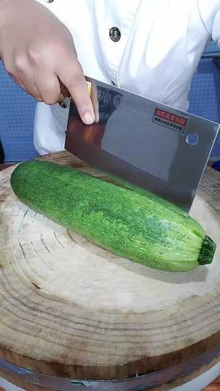 西葫芦快速切菱形片手法,简单易学!