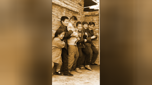 童年回忆小时候跟同学一起在墙角挤加油还有多少人记得好怀念啊