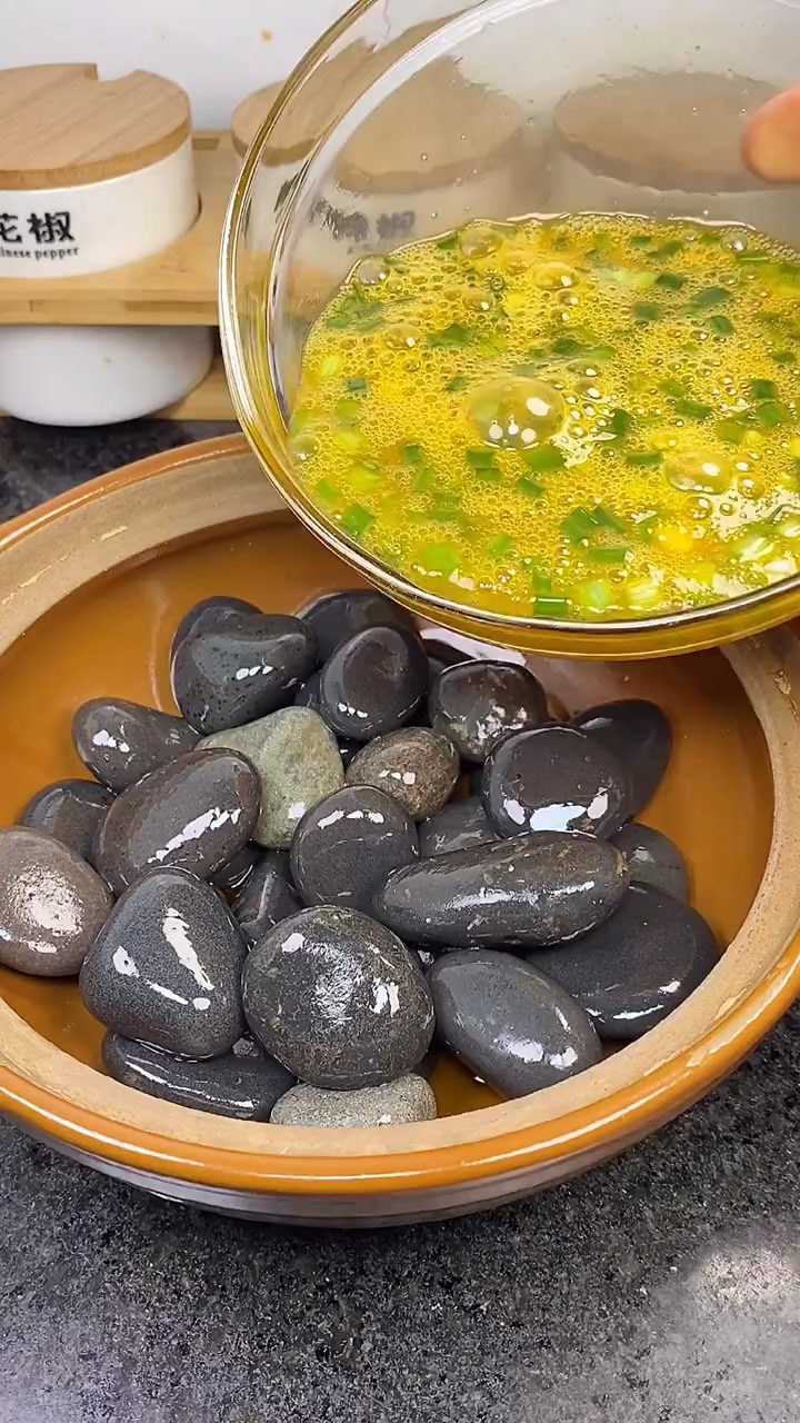 用石头鸡蛋做一道美食还是头一回见