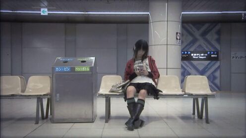 地铁站的乘客纷纷逃命，女孩却埋头玩手机，下一秒就遇到可怕的事