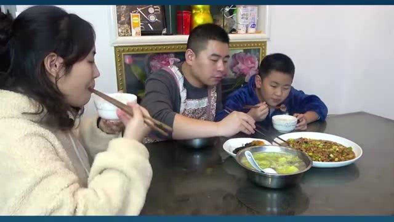 儿子成绩出来啦超小厨准备一桌美食庆祝小杨直言再要个妹妹