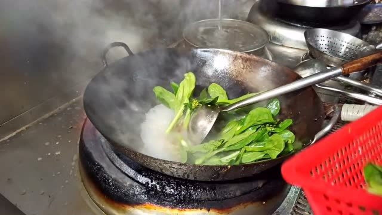 难怪饭店炒菜那么快厨师不到2分钟出锅三份快餐技术真牛