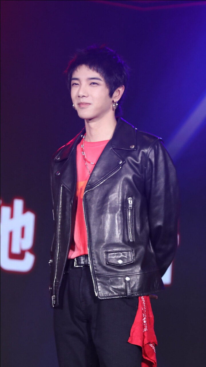 华晨宇一身黑色皮衣利落霸气 现场说土味情话被自己肉麻到