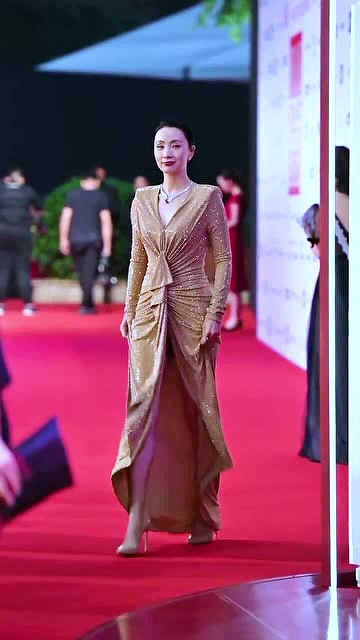 不愧是曾经的小龙女陶虹金色长裙出席活动这气质让人挪不开眼