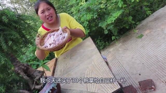 农村胖妹表演单手劈砖失败,做道酸笋鸭掌汤来补一补,味美汤鲜!