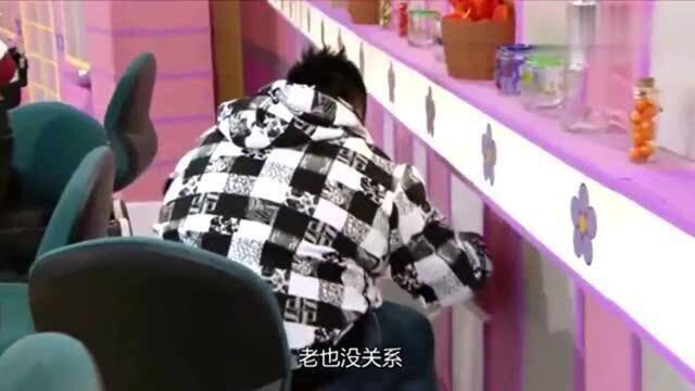 美女厨房 “有点生但是好吃”, 大妈你这样说是惧惮美女打你吗