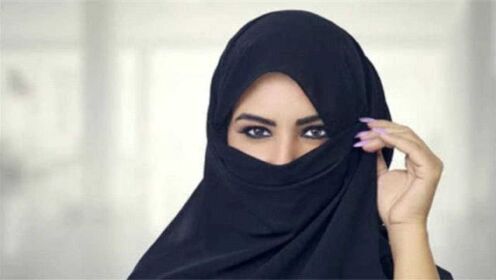神秘的阿拉伯女人，白天裹着黑纱只露出眼睛，晚上却是另一番风情