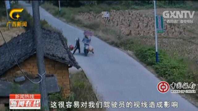 二轮车雨棚成“杀手”,七旬老人被撞倒身亡,监控拍下全程