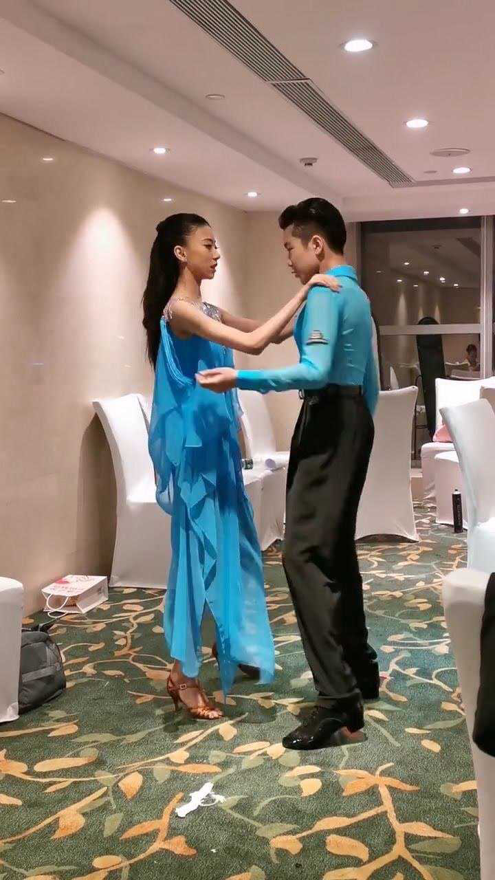 喜欢看花絮吗表演前热热身的两个小可爱王崇墨李茉晗