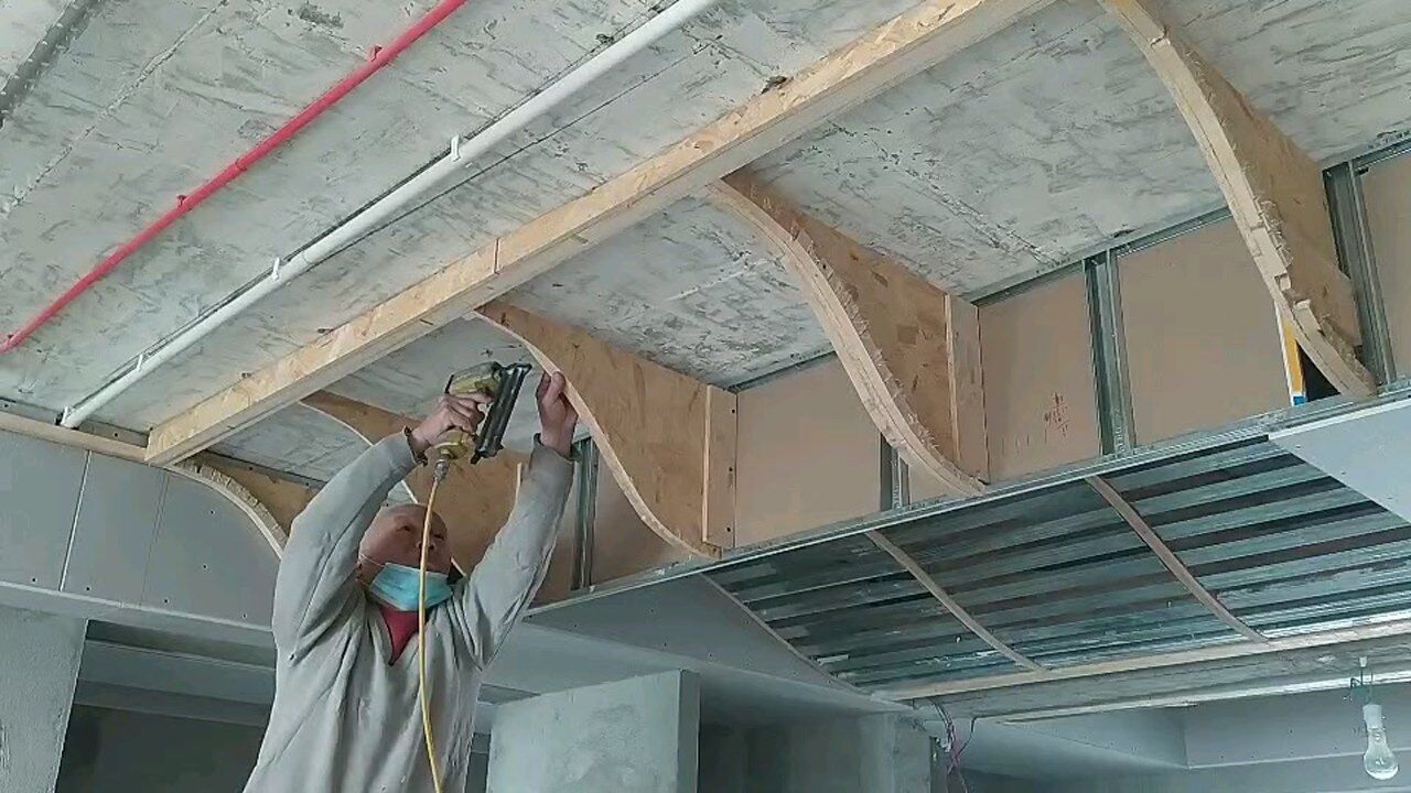 温州装修客餐厅有横梁 做一个s型吊顶 弱化大梁 这样就完美了#温州