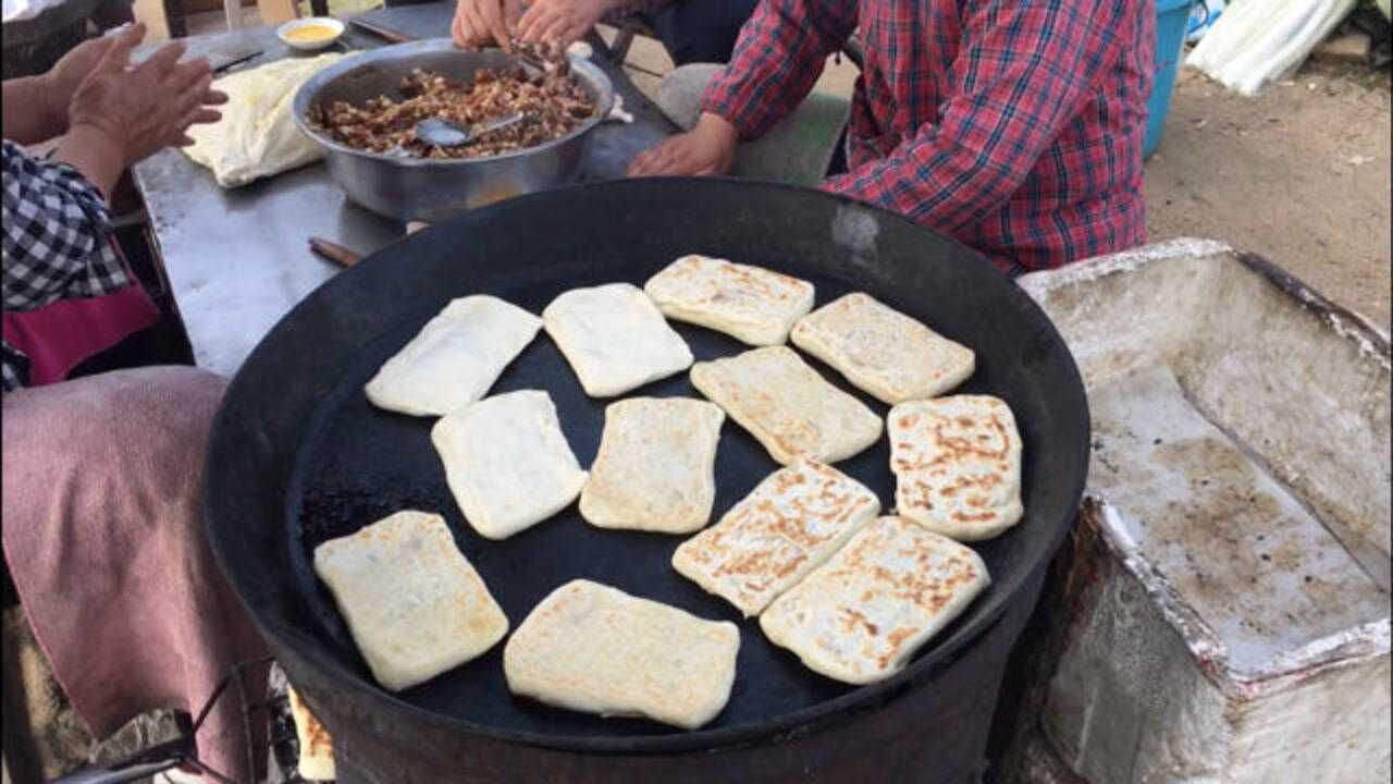 山东泗水大集传统名吃肉火烧配盘熏豆腐只卖上午排不上队