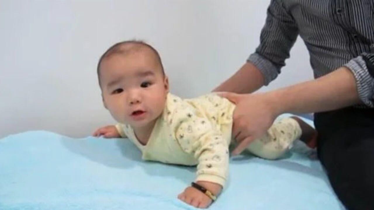 育儿师教你如何训练宝宝爬行,适合6个月以上婴儿,网友:一看就会了_腾讯视频