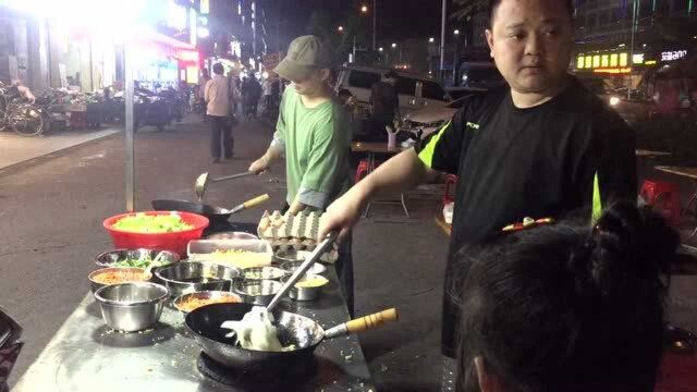 广州网红炒饭小哥自己都没想会火,颠勺回手掏迅速走红网络