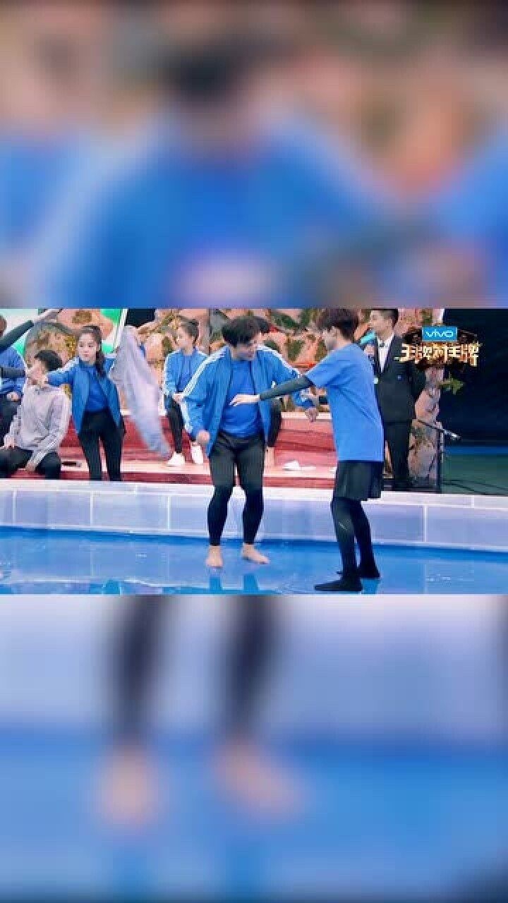 沈腾跳甩葱舞遭到贾玲吐槽像个老年人