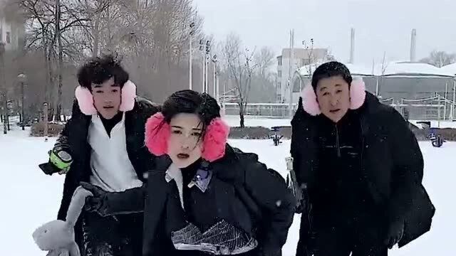 下雪后的北方人,一脸嘚瑟的表情像是在挑衅南方人,虽然很生气但还没办法