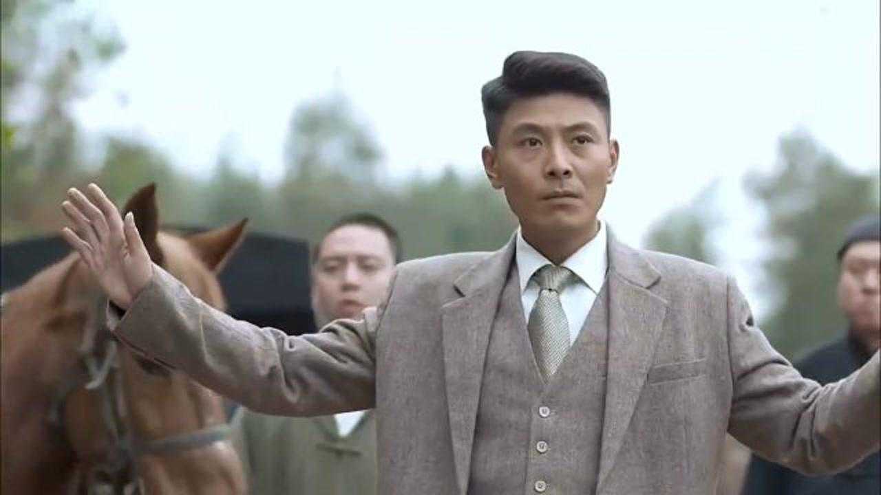 壮士出川鬼子听到枪声乐了以为杨彪完了下一秒自家船炸了