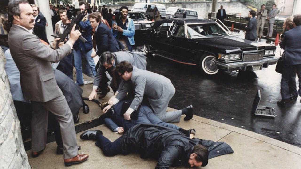 1981年,美国前总统里根遭刺杀,在场人都惊呆了!