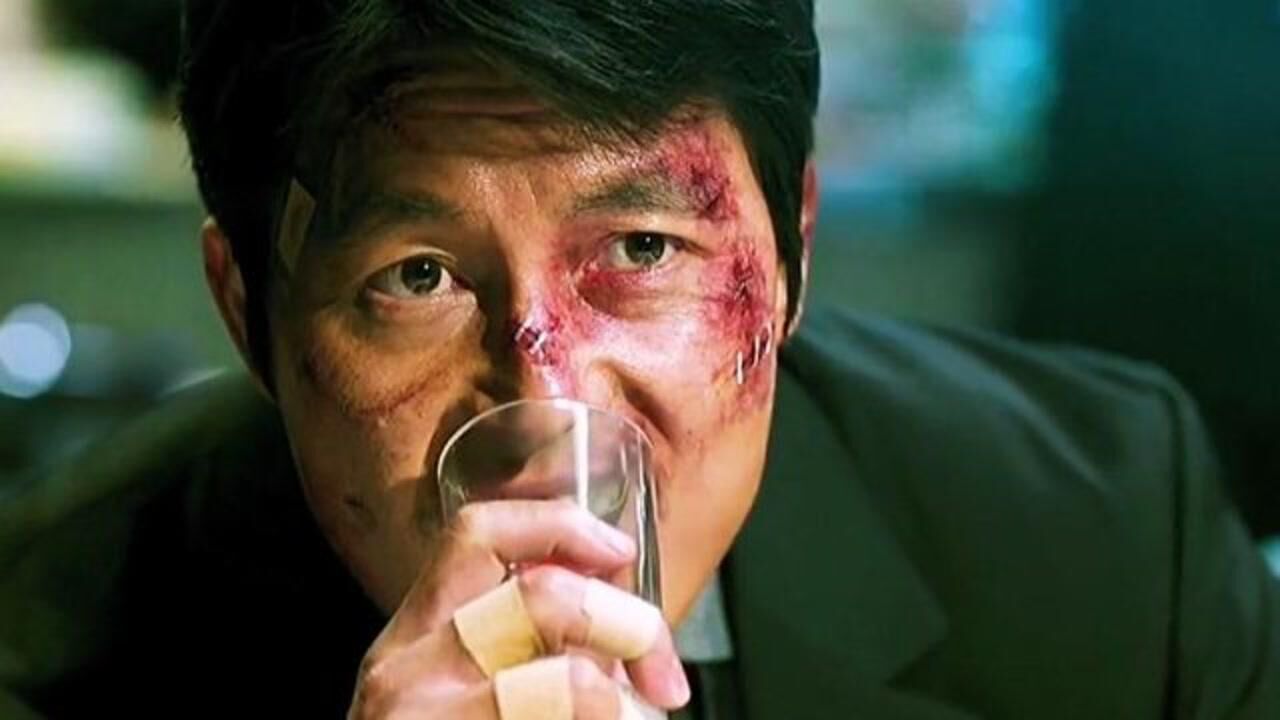 这才是真正的狠人直接用嘴吃玻璃杯子