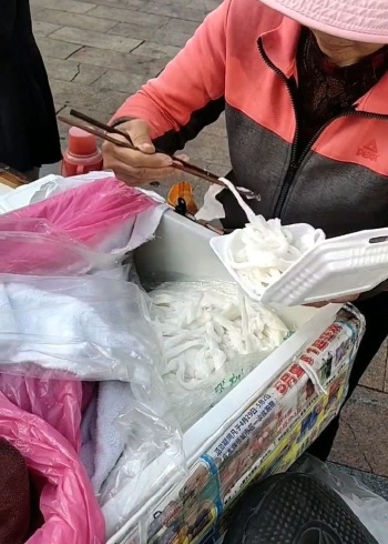 深圳最便宜的早餐,路边2元肠粉,调料自己配!