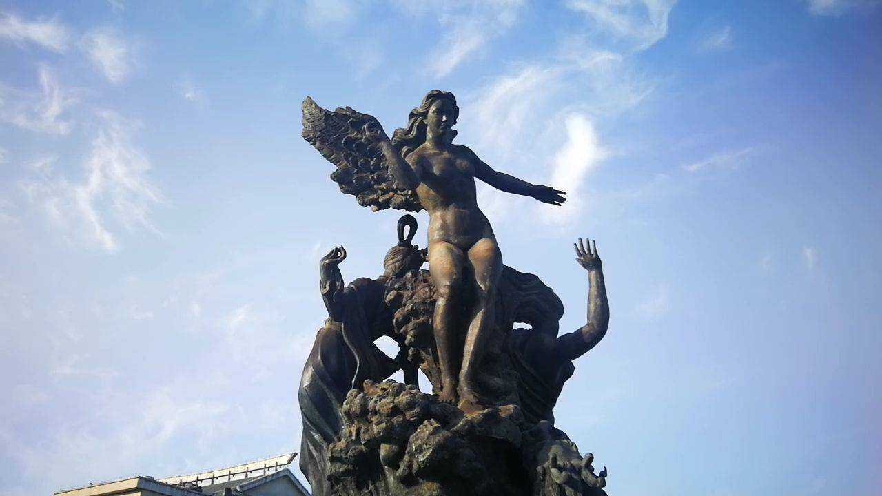 吉安庐陵文化生态园内的精卫填海雕像精卫填海的精神值得我们学习要锲