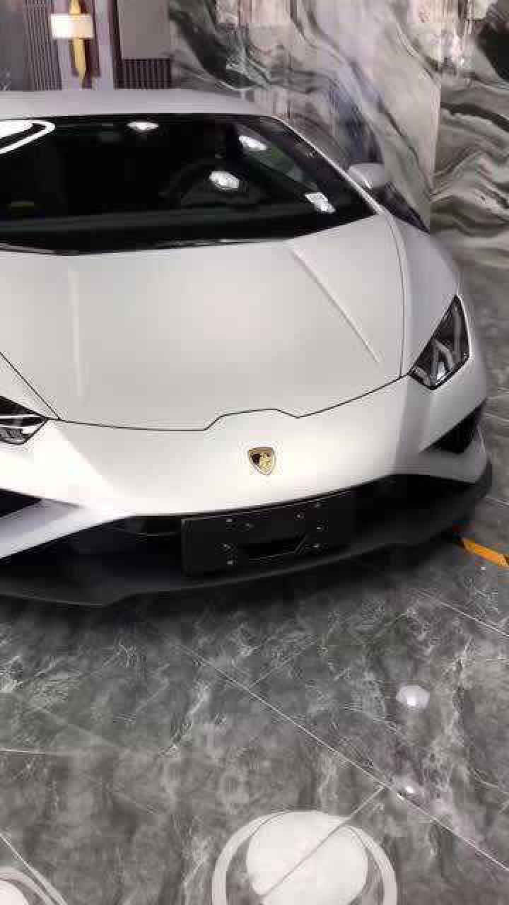 全新纯白色兰博基尼小牛到店实拍超高的颜值令人着迷