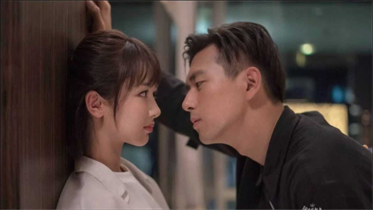 《亲爱的热爱的》花絮;杨紫现场调戏李现,不料却被霸气壁咚,真的太甜