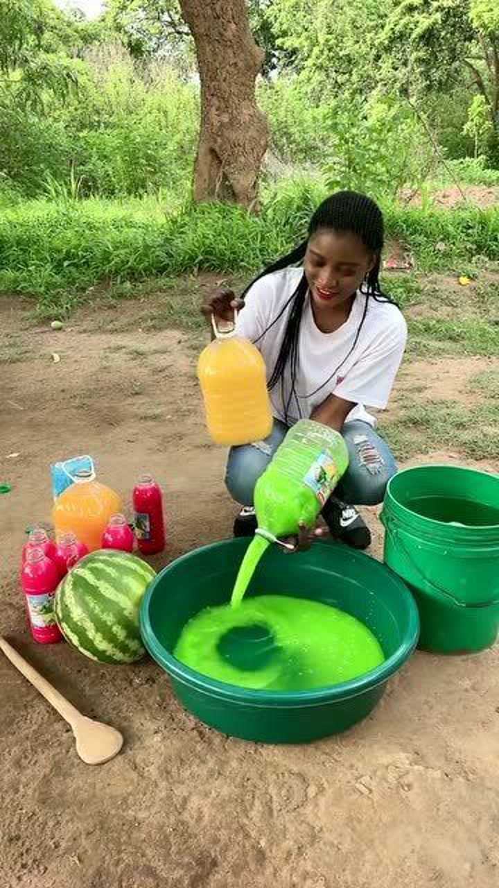 非洲的果汁原来是这样喝的,看完以后你能喝下去吗