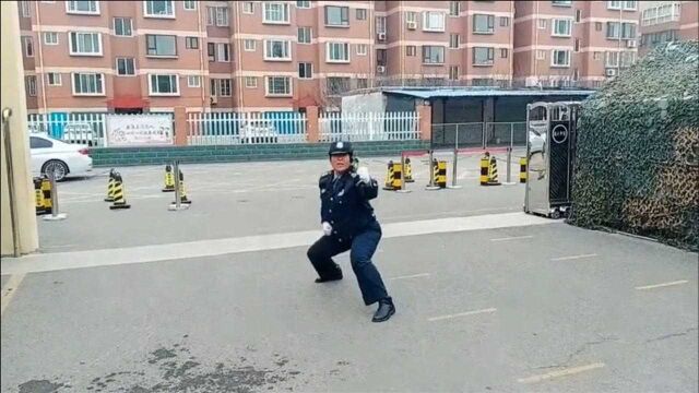 巾帼不让须眉!保安阿姨校门口练功夫 学生和家长安全感爆棚