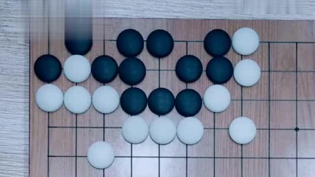 围棋精彩残局:围棋高手每天死活练习是必要的,这种棋形黑棋能活