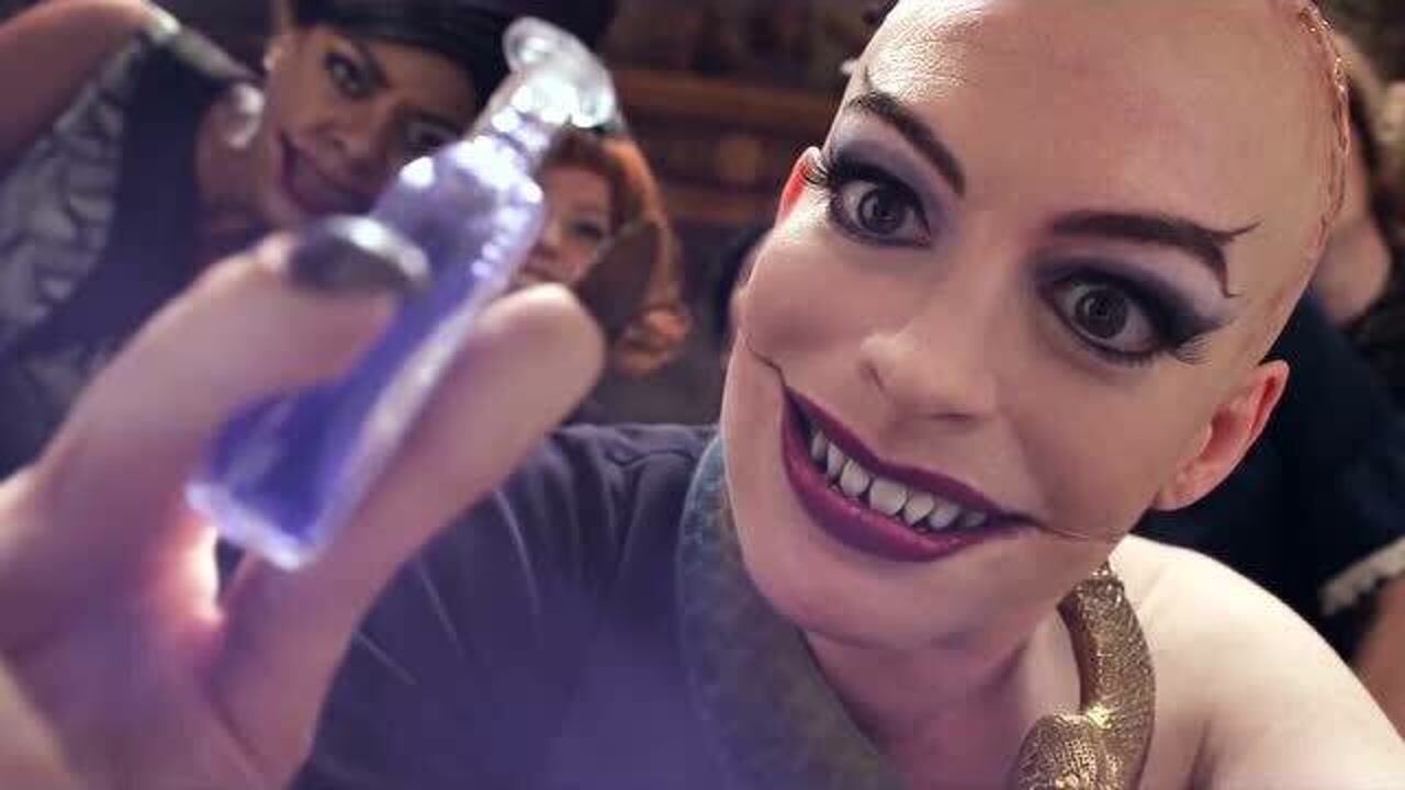 女巫2安妮海瑟薇大尺度扮演女巫演技爆棚不愧是好莱坞超级偶像演员