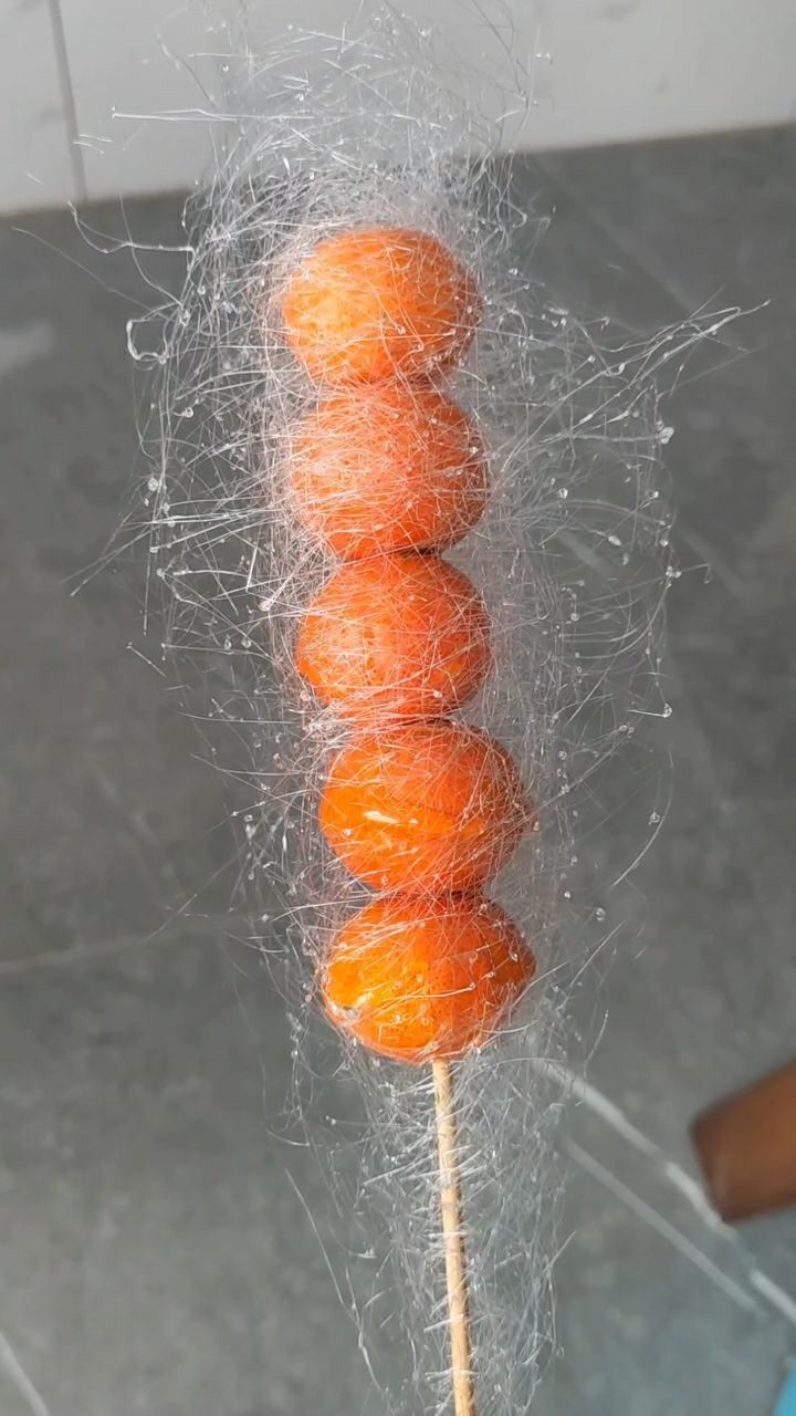 拔丝冰糖葫芦送给大家请忽略我袜子外穿太冷了