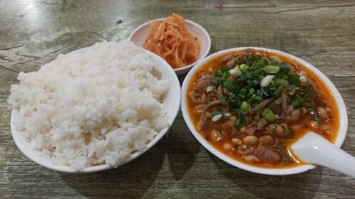 在重慶渝北區,吃了份重慶特色快餐肥腸飯,花了17塊