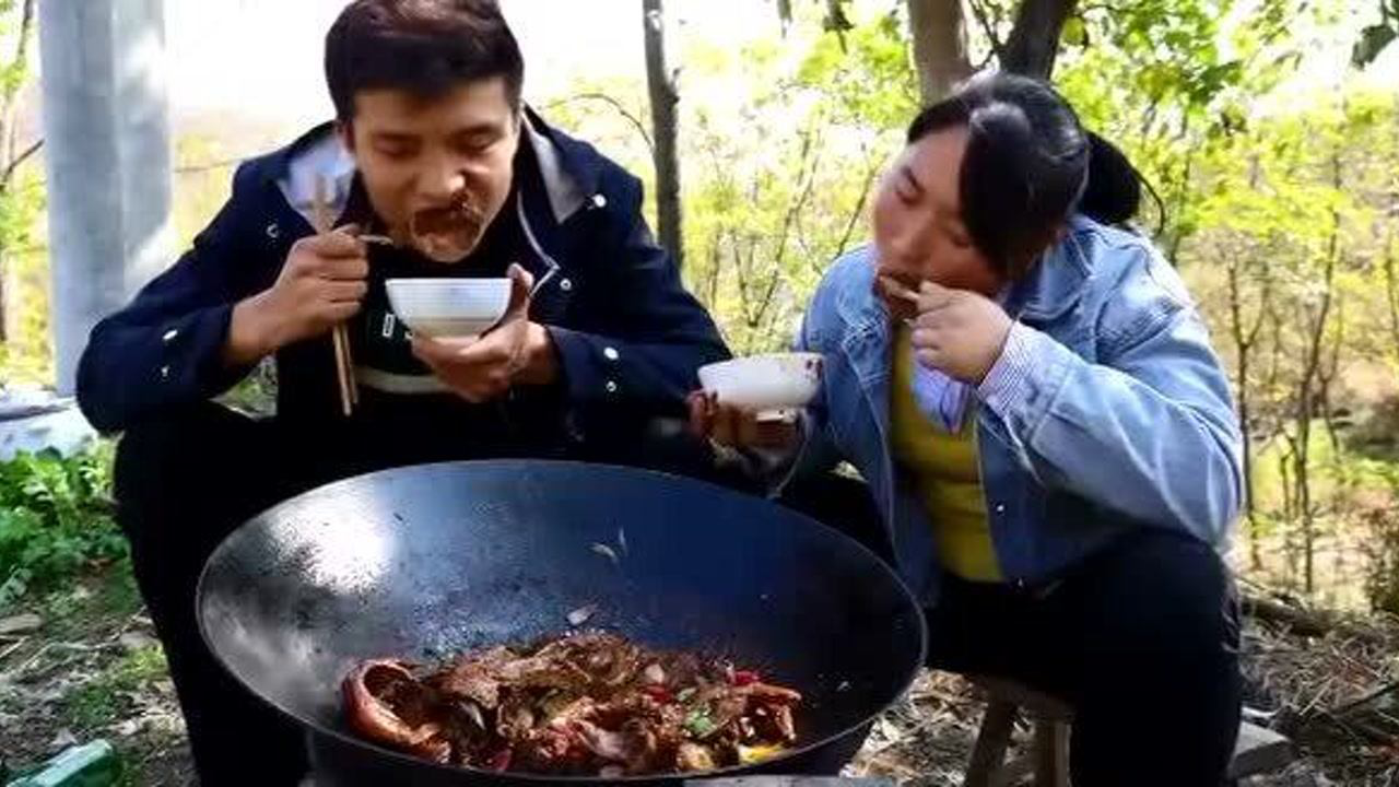 胖妹和表哥吃啤酒鸭,自己烧的就是好吃!